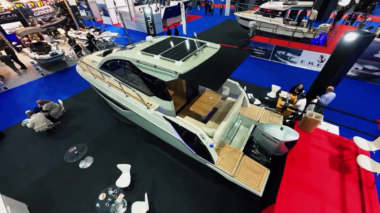 FNX 9.50 auf einem Messestand, Cockpit und Deck von oben