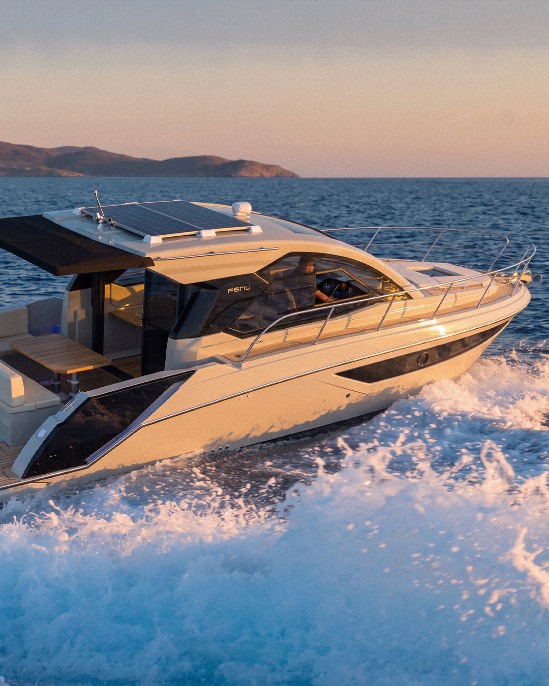 FNX 9.50 يترك أثراً في الماء عند الغروب
